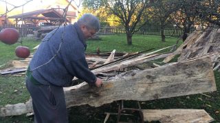 Krutá zima pro Čechy, kteří topí dřevem: Je drahé, je ho málo a bude hůř