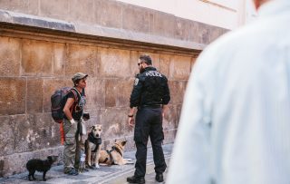 Lidé se kvůli zdražování uchylují k zoufalým činům. Po některých z nich může jít policie