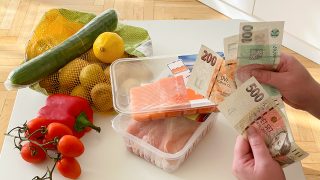 Vaření doma se může pořádně prodražit. Supermarkety totiž zdražily hned několik potravin, které se ani v nejmenším nevyplatí kupovat