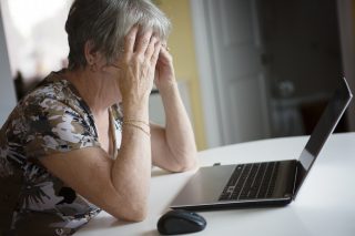 Chtěli si požádat o příspěvek na bydlení, místo toho přišli o hromadu peněz. Čechů, kteří naletěli internetovým podvodníkům přibývá