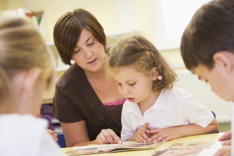 České školství je lidem pro smích. Změny se dotknou všech. Počínaje kuchařkami, konče řediteli 1 skola zaci ucitelka