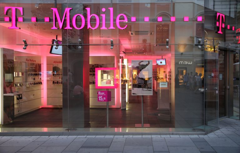 Velký mobilní operátor zdražuje, oznámí to pouhou SMS zprávou. Jestli chtějí lidé ušetřit, musí se o to postarat sami 1 t mobile tarif