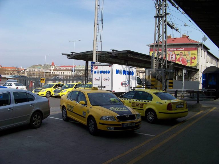 Jediná jízda taxíkem a lidé mohou přijít o tisíce korun. Podvedení zákazníci teď varují, na co si dát pozor 1 taxi cena