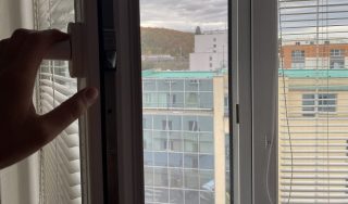 Máte doma zažloutlé rámy na oknech? Poradíme vám, jak je vyčistit v řádu minut. Nebude vás to stát ani 1 Kč