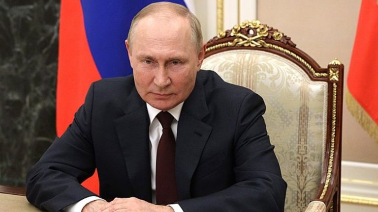 Putin začal využívat špinavou taktiku k tomu, aby zatáhl Západ do vyjednávání. Za cíl si dal hroznou věc 1 vladimir putin u stolu