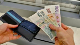 Čechům náhle začaly ve velkém mizet peníze z bankovních účtů. Děje se vám to taky? Ani si toho nevšimnete a jste na nule