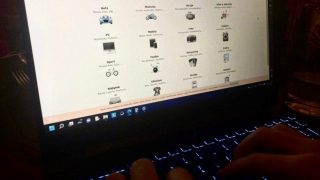 Stovky tisíc korun v čudu jedním kliknutím: Podvodů přes internetové bazary přibývá, napálit se už nechala hromada lidí. Vše navíc působí důvěryhodně