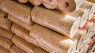 Není zbytí, pamětníci oprášili topení „Leninovými briketami“. Bývalý komunistický fígl ušetří domácnostem desítky tisíc korun