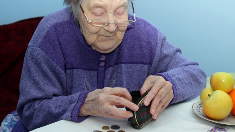 Stát rozhodl: Těmto důchodcům už žádné peníze nedáme. Týká se to i vás? 1 duchodkyne pocita penize