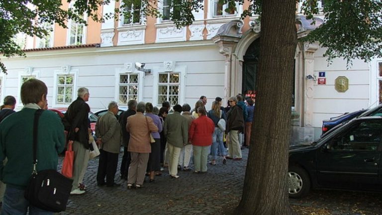 Jedné skupině lidí hrozí vyhazov z práce. Velký zaměstnavatel chystá velkou čistku. Koho všeho se dotkne? 1 fronta lidi praha