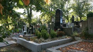 Odhalená deska na hrobě potvrdila nejhorší možný scénář. Rodina zesnulého nevěřila svým vlastním očím