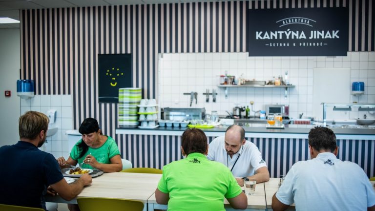 Obědy za 30 korun? V kantýně řetězce Albert jdou jídla na dračku 1 kantyna albert