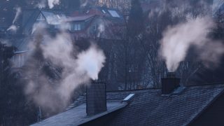Češi mají předražených energií a dřeva plné zuby. Někteří z nich už přišli na to, jak si doma topit zadarmo