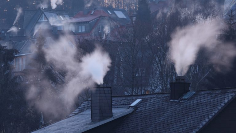 Češi mají předražených energií a dřeva plné zuby. Někteří z nich už přišli na to, jak si doma topit zadarmo 1 komin topeni cesko