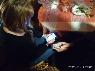 Vlastnit telefon bude zakázané, lidi si budou muset zase zvyknout na poštu a mezilidskou komunikaci: Řešení, po kterém starší generace dlouho žadoní