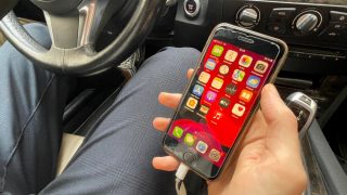 Pokuta za nabíjení telefonu v autě. Jde o pravidlo, které musí znát každý řidič