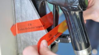 Předražená a ještě k tomu nekvalitní: Pumpaři Čechy odírají a navíc jim prodávají pochybná paliva, která nenávratně poškodí motor auta