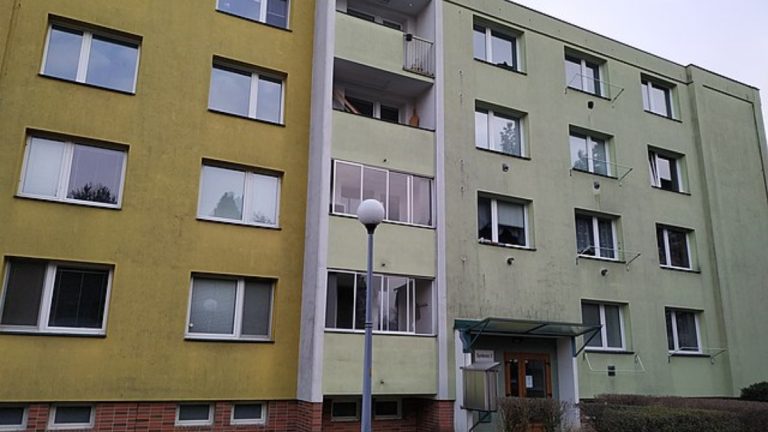 Nový průzkum odhalil, který kraj v Česku je ten vůbec nejchudší. Lidé, kteří v něm žijí, vydělávají nejméně peněz 1 panelovy dum cesko olomouc