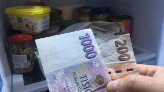 Jogurt za 5 korun, kilo cukru za 20: Češi objevili způsob, jak ušetřit při nákupu potravin. Velké supermarkety můžou začít balit kufry