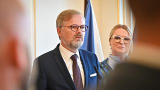 Politici si zase přidávají peníze: Statisícové platy jim uhradí daňoví poplatníci. Fiala se snaží výši částek obhajovat