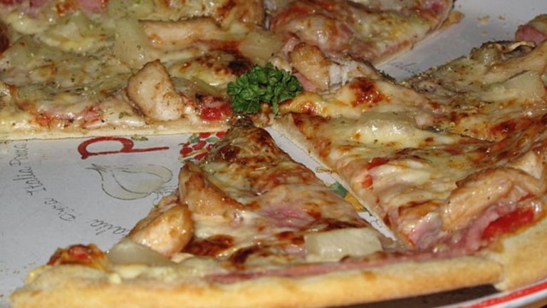 Jídlo až domů a zadarmo? Češi stále neznají fígl, díky kterému nemusí za pokrmy z donášky vůbec platit 1 pizza z dovozu