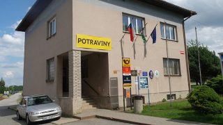 Lidi na vesnicích čekají už brzy krušné časy. Pokud nemají auto, nebudou mít dost možná dobře co jíst