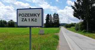 Pozemky za 1 korunu? Obec je ve velkém rozprodává lidem. Ti si bydlení ve vlastním nemůžou vynachválit