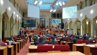 Téměř milion korun a byt v centru: Šéf magistrátu udělil své asistentce astronomické odměny