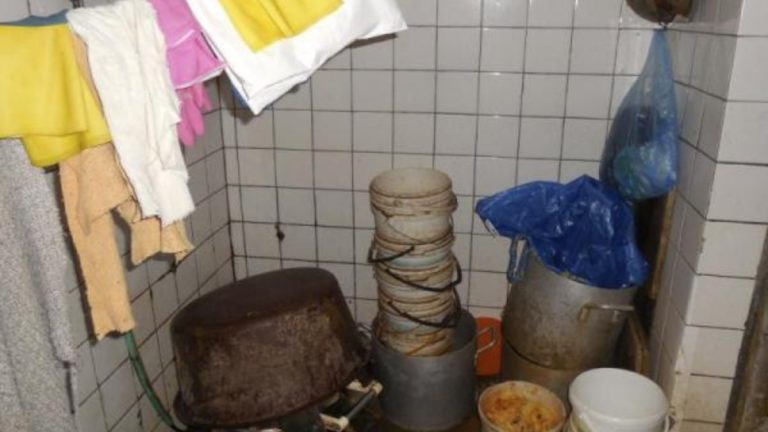Školní jídelny horší jak za bolševika. Dětem podávaly jídlo, které vařily v otřesných podmínkách 1 provozovna necistota skladovani jidla