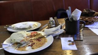 Odpornosti v českých restauracích pokračují: Hygienici přišli na hrozná zjištění, před kterými by se měli mít strávníci na pozoru
