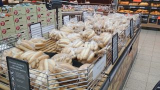 Rohlík za 100Kč. V Česku realita, se kterou se lidé musí smířit