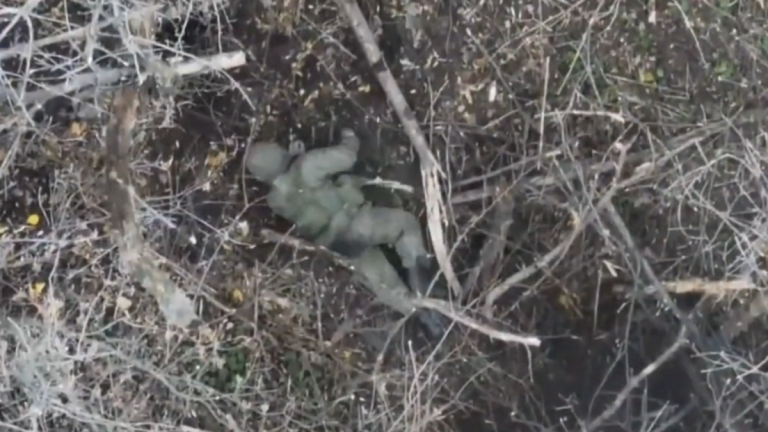 Další útok drony na sebe nenechal dlouho čekat. Ukrajinci na videu likvidují Putinovi armádu. „Pěkné sny,“ vzkazují 1 rusky vojak schovava se pred dronem
