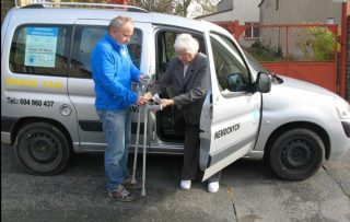 Taxík levnější než jízda autobusem: Důchodci nemají ani ponětí, že jim stát poskytne dopravu kamkoliv za pár korun