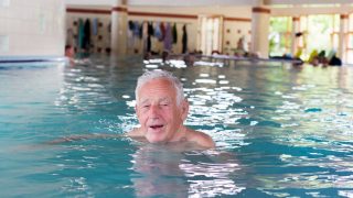 Milionářský život za průměrný důchod: Senior stráví zbytek života v hotelu a vyjde ho to levněji než domov důchodců. Jeho plán může zkopírovat každý