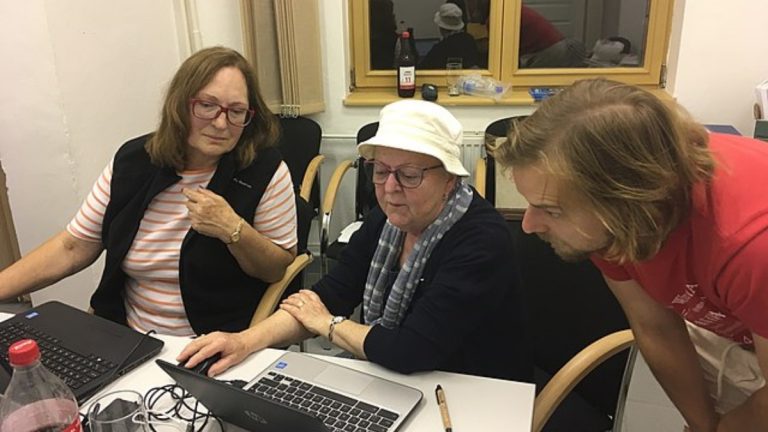 seniorka na pocitaci