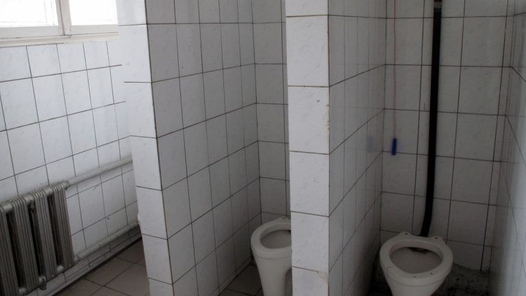 skola toalety