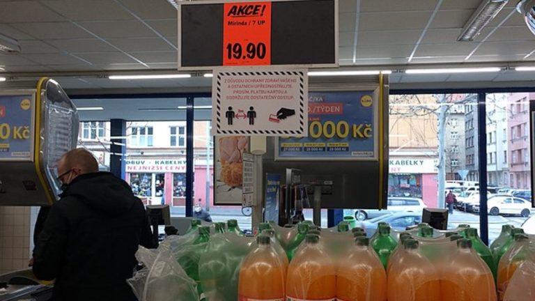 Pokud je něco ve slevě, může se jednat o podvod. Obchody okrádají kupující manipulativní praktikou 1 sleva obchod potraviny