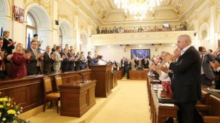 Život jako v pohádce: Pokud lidé chtějí pobírat statisícový plat, pracovat jednou za týden a mít další výhody, měli by se stát poslancem