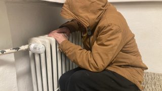 Pohroma za dveřmi: Čechům začínají ve velkém vypínat topení. Lidé s tím neudělají vůbec nic