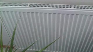 Ceny energií se u velkých společností ze dne na den mění. Změny se dotknou statisíců lidí. Každý si může jednoduše spočítat, kolik bude platit