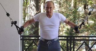 Propaganda v přímém přenosu: Putin se na videu neštítí ukazovat Rusům svoje svaly, zatímco oni umírají po tisících