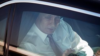 Putin vyrazil do striptýzového baru. Jeho armáda mezitím na bojišti prohrává