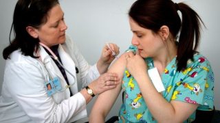 Po prosbách vlády o vakcinaci přichází na řadu nežádoucí účinky. Studie zjistily, že ženy naočkované proti covidu mohou mít velké problémy