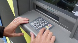 Netušícím lidem, kteří vybírají peníze z bankomatu, hrozí slušné potíže. Po příchodu strážníka následuje vězení a tučná pokuta