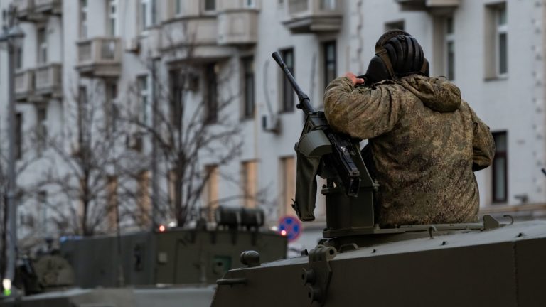 Putina ve válce posílí klíčový spojenec: Vojáci už jsou připraveni 1 belorusky vojak tank