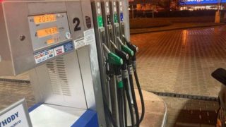 Zjistilo se: U všech těchto benzínek prodávali ošizenou naftu a benzín. Natankovali jste tam?