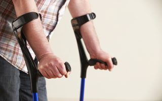 Počet invalidních důchodců klesá. O důchod však přichází i ti, kteří se bez něj neobejdou