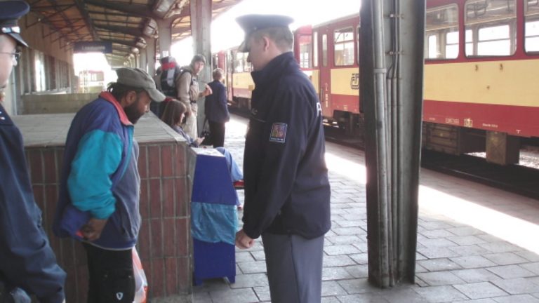 Krize dosahuje obrovských rozměrů. Svůj díl břemene budou nově muset nést i bezdomovci 1 bezdomovec policie
