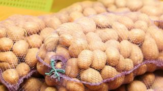 Problémy s nákupem potravin nabírají na síle. Nedostupné mohou být i brambory