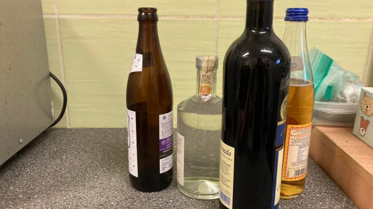 Lež jako součást obchodní taktiky: V oblíbeném nápoji byla odhalena nebezpečná věc, výrobce se ji rozhodl zatajit 1 ceske piti alkohol
